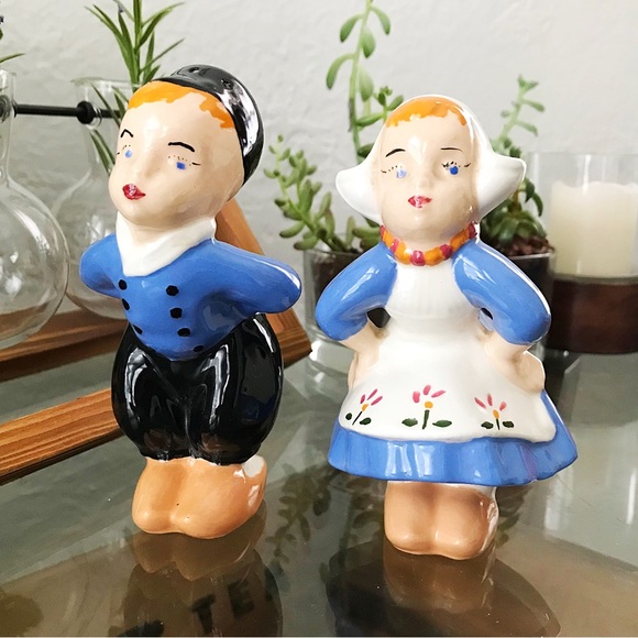 Vintage Kissing Dutch Boy and Girl Salt and Pepper Shakers - Picture 4 of 7